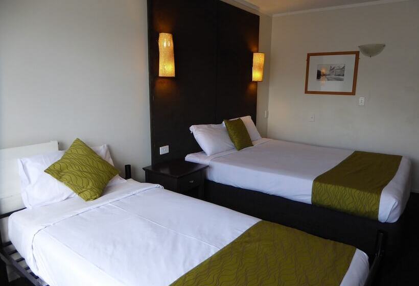 חדר סטנדרט לשלושה, Four Canoes