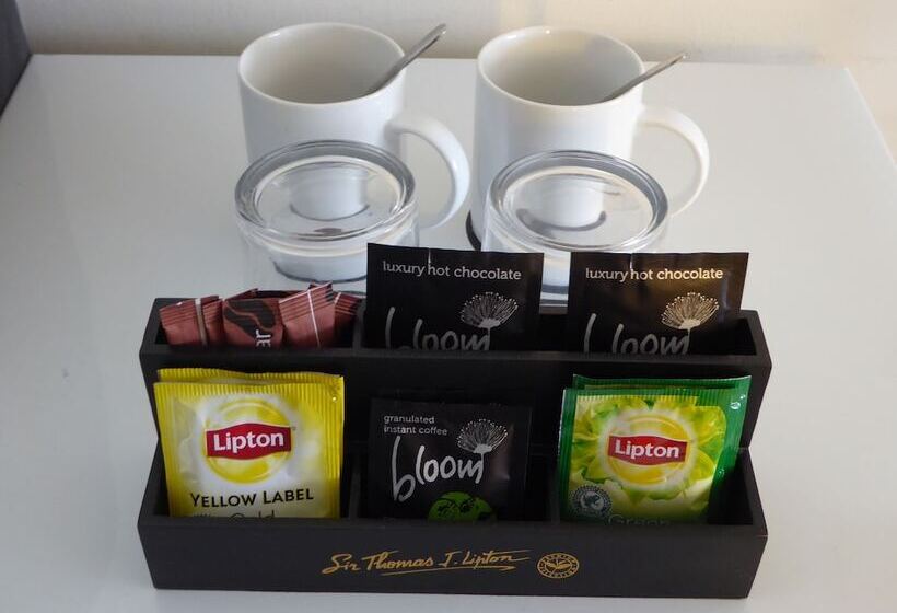 חדר סטנדרט לשלושה, Four Canoes