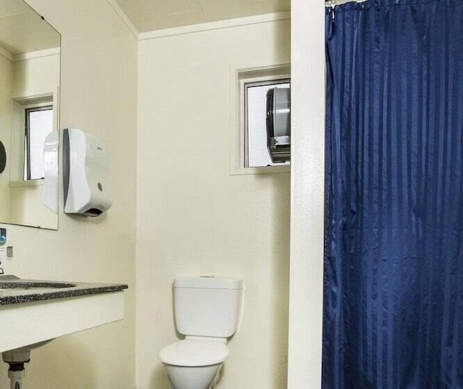 חדר סטנדרט לשלושה, Four Canoes