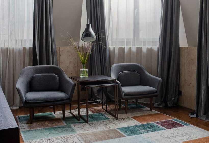Quarto Deluxe, Monopol