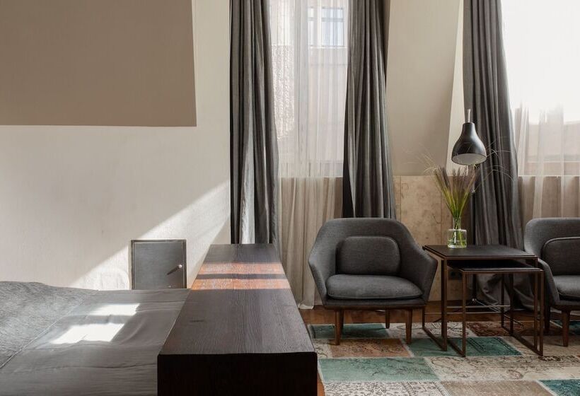 غرفة ديلوكس, Monopol