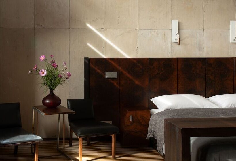 غرفة ديلوكس, Monopol