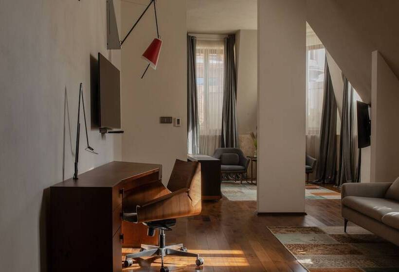 Quarto Deluxe, Monopol