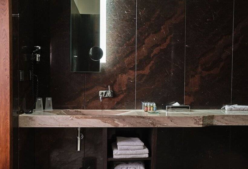 جناح ديلوكس, Monopol