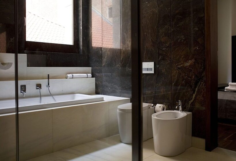 جناح ديلوكس, Monopol