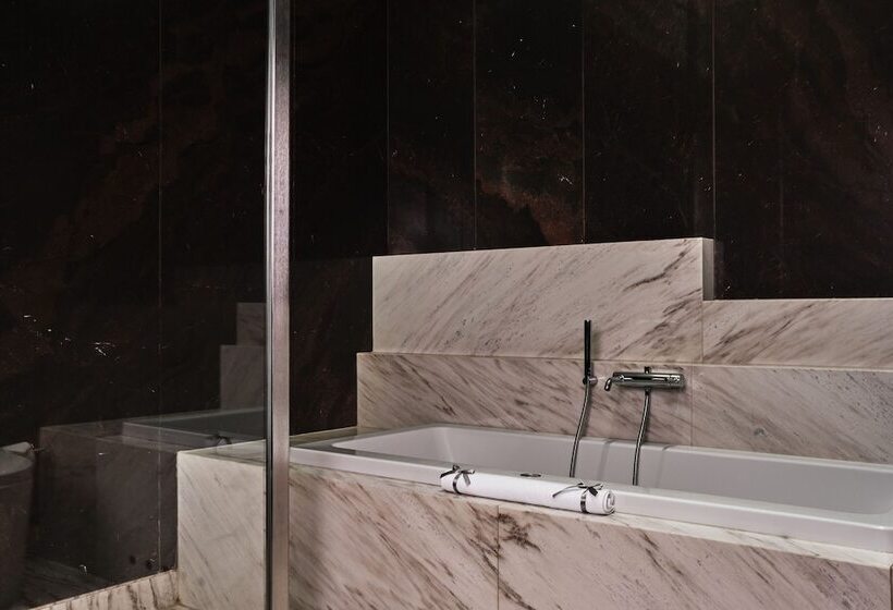 جناح ديلوكس, Monopol