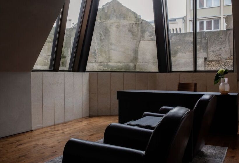 جناح ديلوكس, Monopol