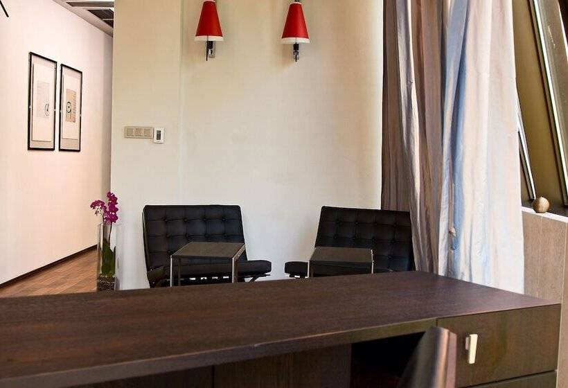 جناح ديلوكس, Monopol