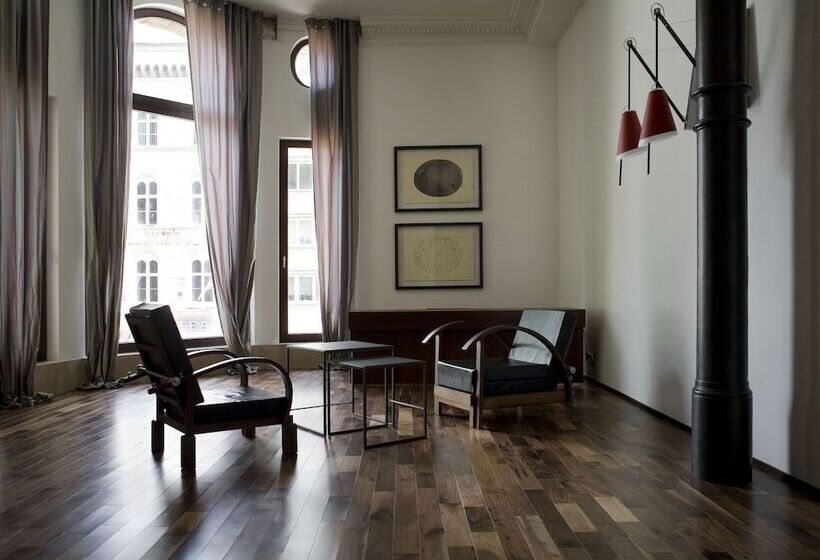 جناح ديلوكس, Monopol