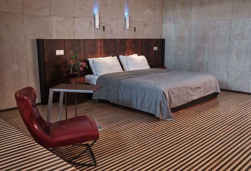 غرفة ديلوكس, Monopol