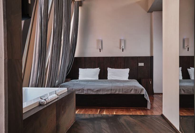 جناح ديلوكس, Monopol