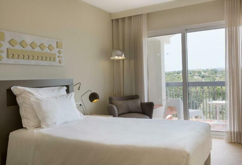 חדר סופריור יחיד, Ozadi Tavira