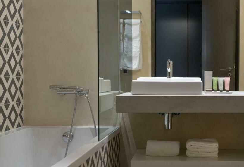 חדר סופריור יחיד, Ozadi Tavira