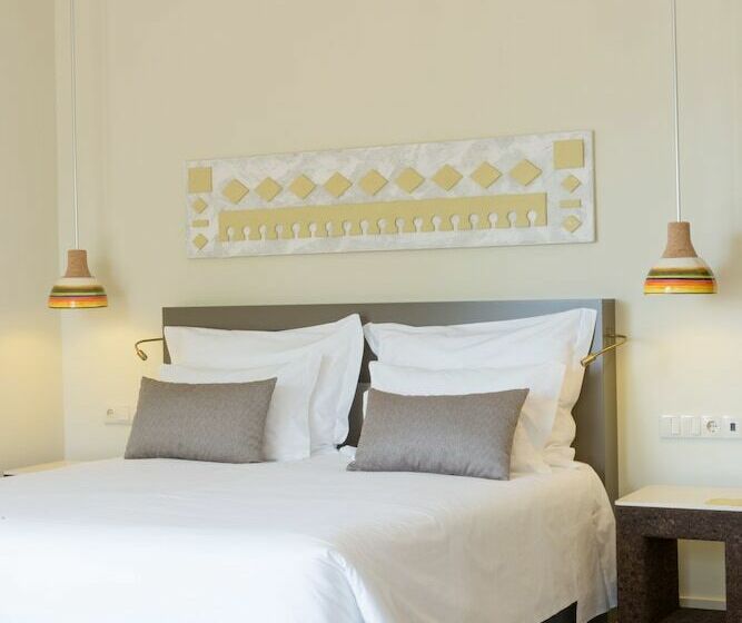 חדר סופריור, Ozadi Tavira