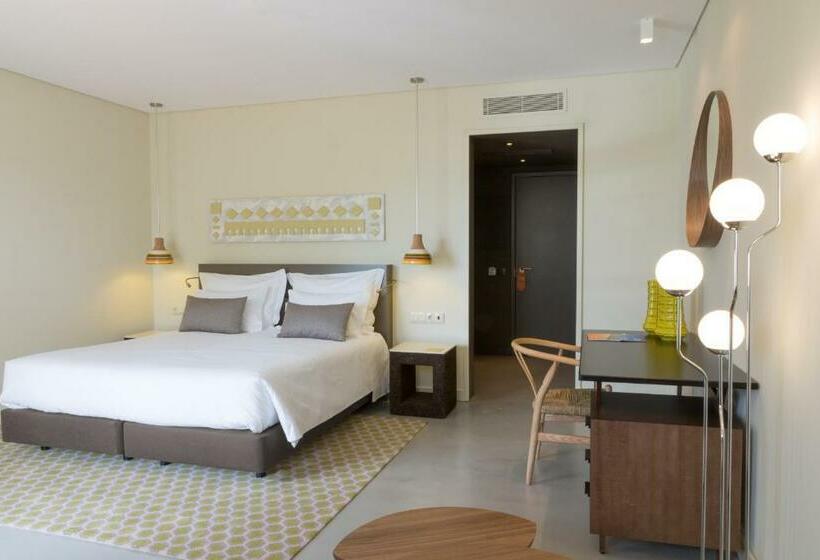 חדר סופריור לשלושה, Ozadi Tavira