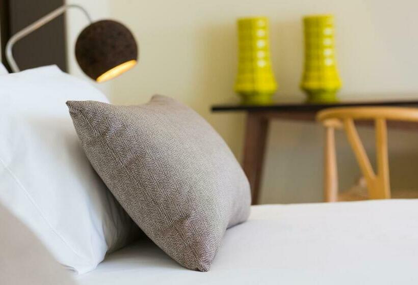 חדר סופריור לשלושה, Ozadi Tavira