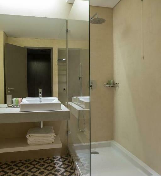 חדר סופריור לשלושה, Ozadi Tavira