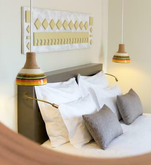 חדר סופריור לארבעה, Ozadi Tavira