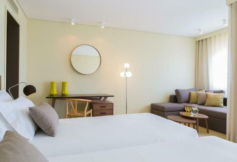 חדר סופריור לארבעה, Ozadi Tavira