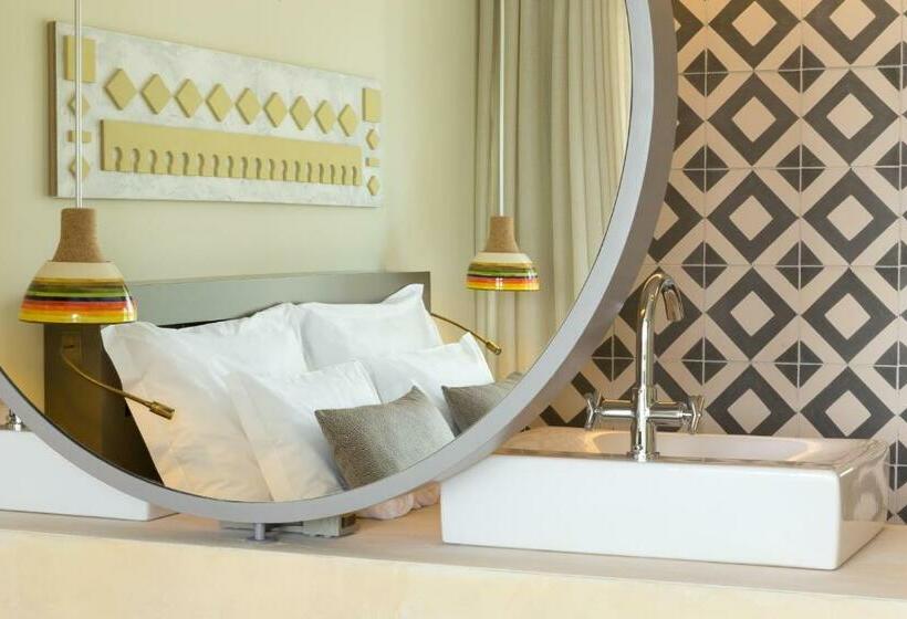 חדר פרמיום, Ozadi Tavira