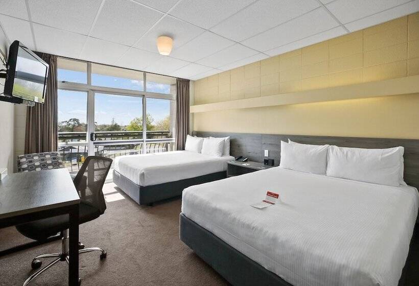 Номер Стандарт, Heartland Ambassador Hotel Hamilton