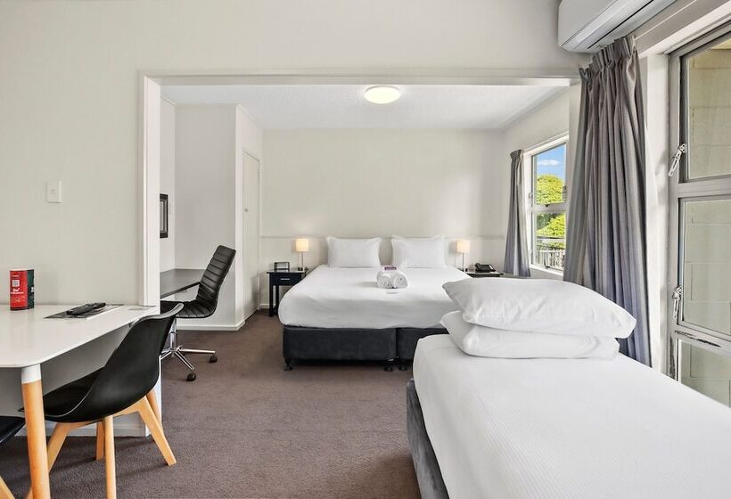 Номер Стандарт, Heartland Ambassador Hotel Hamilton