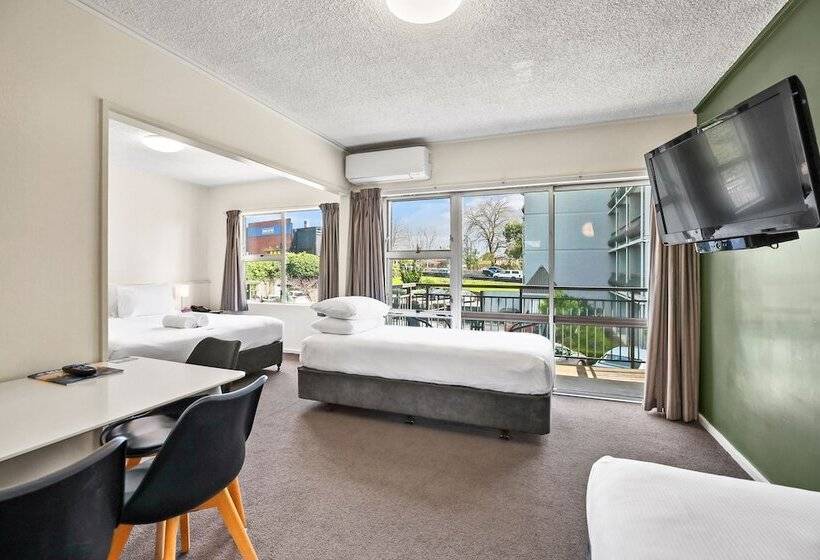 Номер Стандарт, Heartland Ambassador Hotel Hamilton