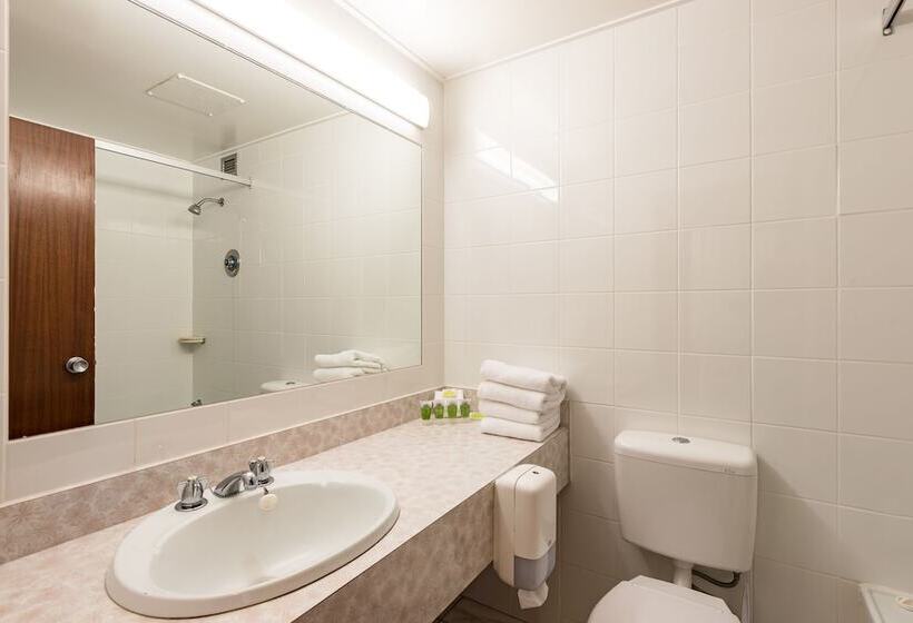 Номер Стандарт, Heartland Ambassador Hotel Hamilton