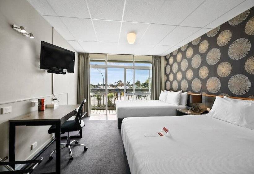 Номер Стандарт, Heartland Ambassador Hotel Hamilton