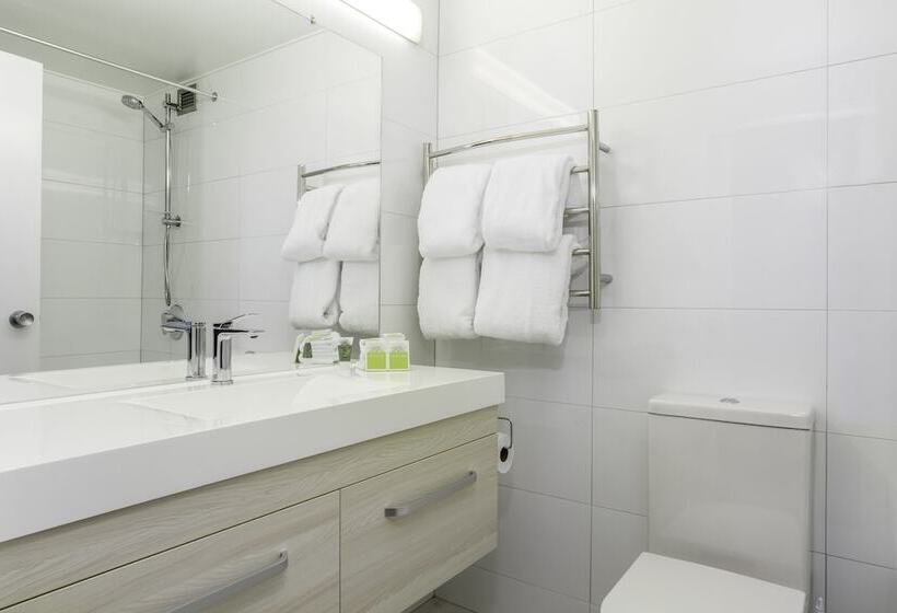 Номер Стандарт, Heartland Ambassador Hotel Hamilton