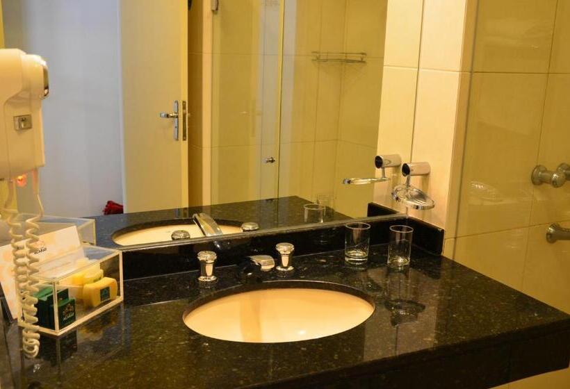 سوئیت جونیور با تخت بزرگ, Casino Acaray