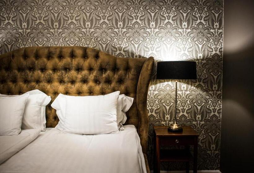 Семейный Номер, Eggers