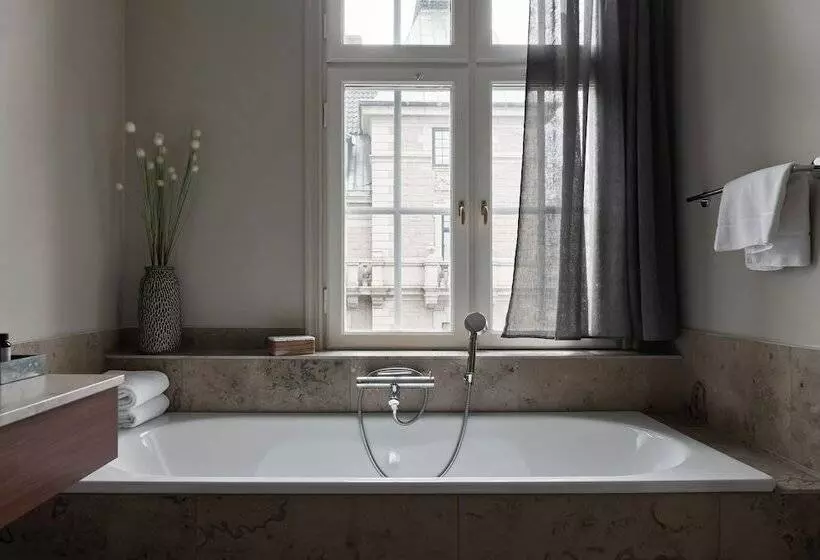 ジュニアスイート, Elite Hotel Savoy
