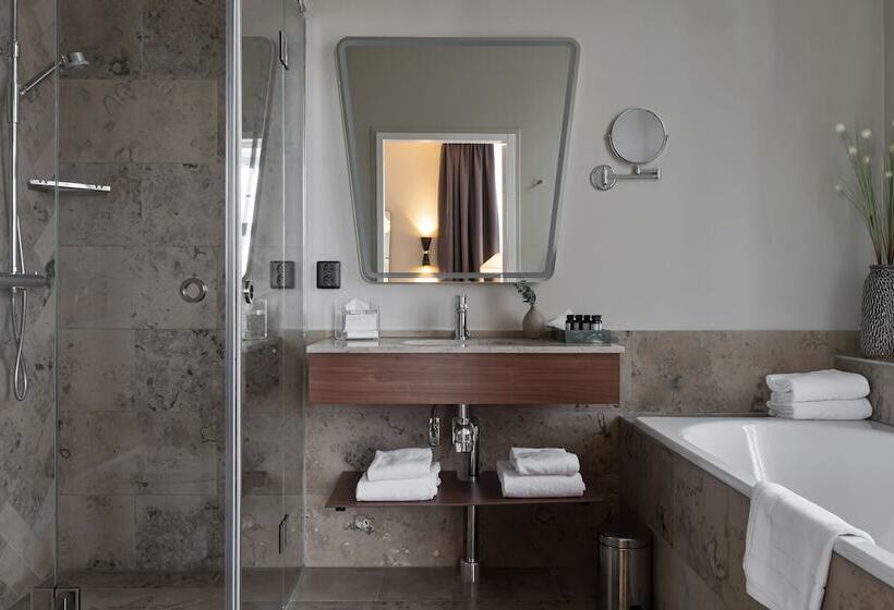 جناح جونيور, Elite Hotel Savoy