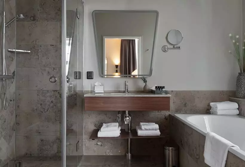 ジュニアスイート, Elite Hotel Savoy