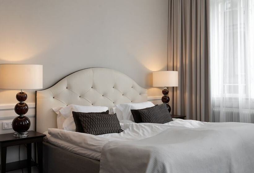 جناح جونيور, Elite Hotel Savoy