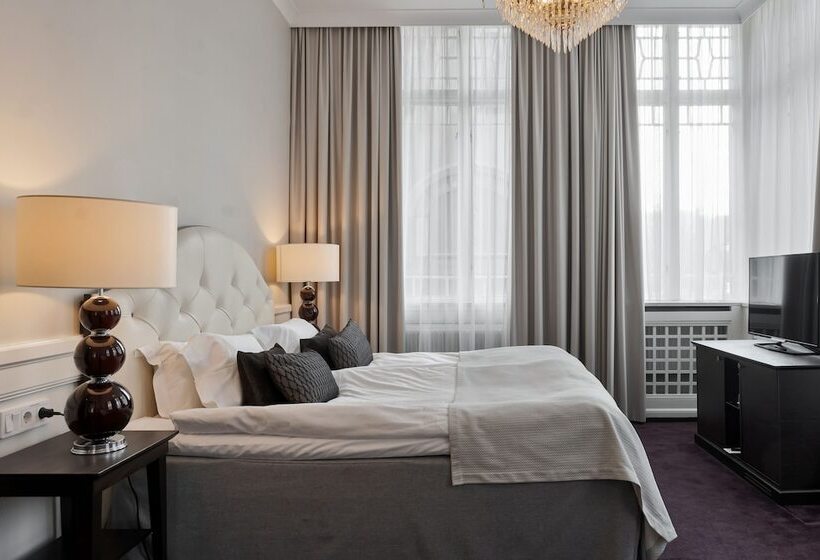 جناح جونيور, Elite Hotel Savoy