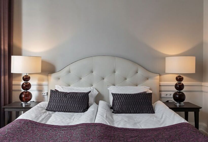 جناح جونيور, Elite Hotel Savoy