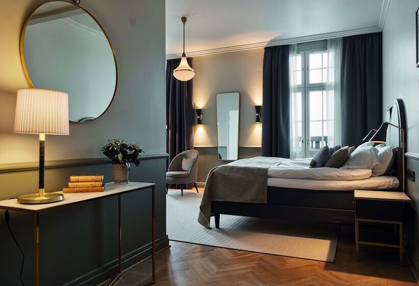 جناح جونيور, Elite Hotel Savoy