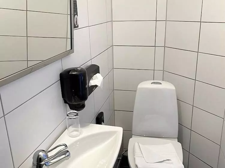 Standard Yhden Hengen Huone, L Klockargården