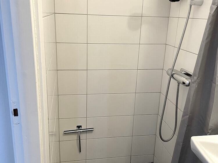 غرفة قياسية فردية, L Klockargården