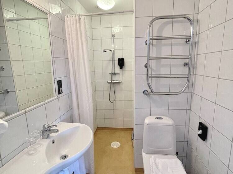 غرفة قياسية, L Klockargården