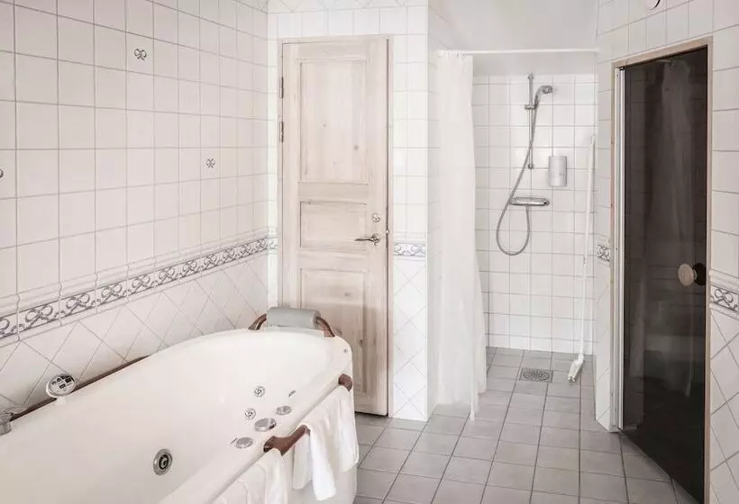 Suite with lake view, L Klockargården