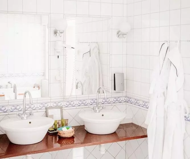 Suite with lake view, L Klockargården