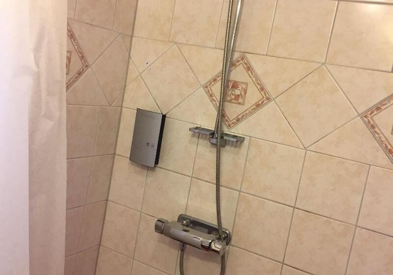 غرفة قياسية فردية, L Klockargården