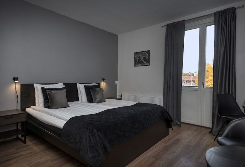 غرفة قياسية, L Skövde