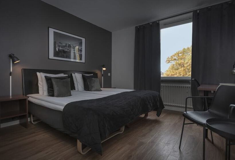 غرفة قياسية, L Skövde