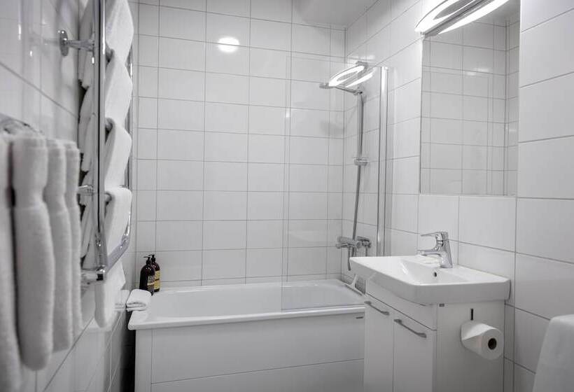 غرفة عائلية, L Skövde