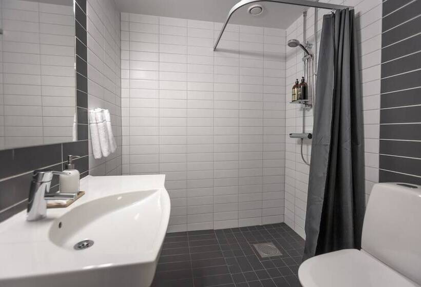 غرفة عائلية, L Skövde