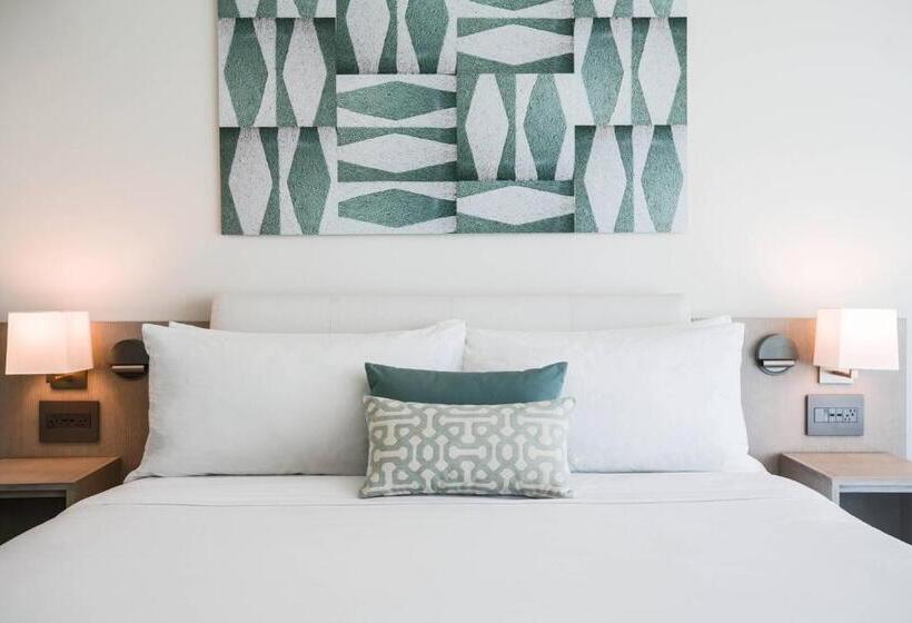 سوئیت جونیور با تخت بزرگ, La Concha Renaissance San Juan Resort
